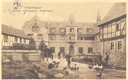Postkarte Innenhof mit Hühnern