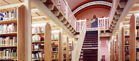 Bücherregale und Treppe