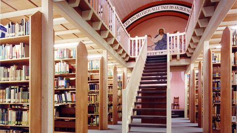 Bücherregale und Treppe