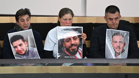 Eltern zeigen Fotos ihrer getöteten Kinder auf der Besuchertribüne des Hessischen Landtags während der Debatte zum Abschlussbericht des Untersuchungsausschusses zu dem rassistischen Attentat von Hanau.