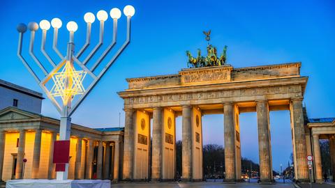 Zum Hannukah-Fest steht eine Menorah vor dem Brandenburger Tor in Berlin.