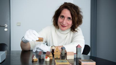 Die Direktorin des Jüdischen Museums Mirjam Wenzel mit Bauklötzen aus der Familie von Anne Frank