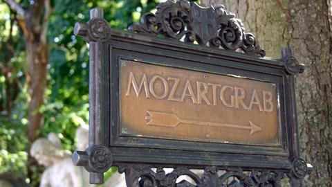 Wegweiser zum Mozartgrab auf dem Friedhof St. Marx in Wien
