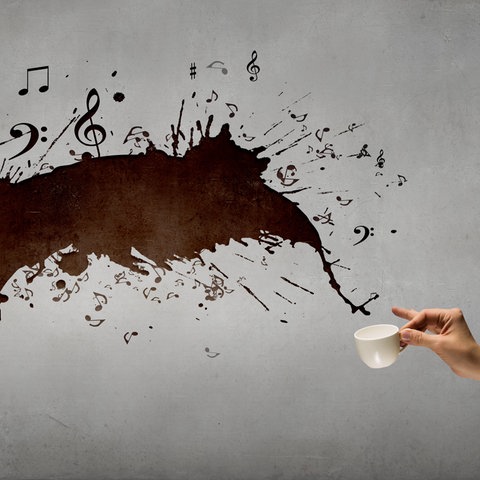 Musik spritzt aus einer Kaffeetasse.