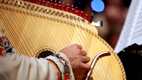 Bandura: das nationale ukrainische Saiteninstrument erinnert mit seinem Klang an eine Mandoline