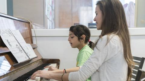 Projekt "Musik statt Straße" | Mädchen beim Klavierunterricht  in Plowdiw