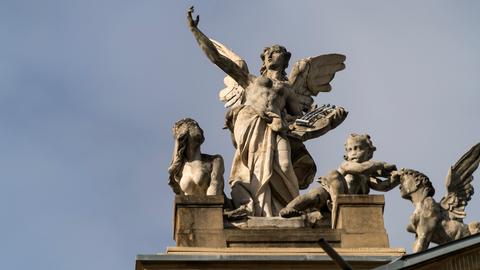 Skulptur Hessisches Staatstheater Wiesbaden: Engel mit Harfe