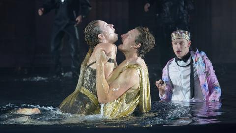 Genija Rykova als "Brünhild" mit den Schauspielern Felix Rech und Franz Pätzold
