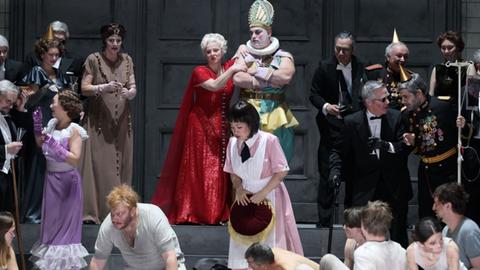 vorne in der Bildmitte Nicholas Brownlee (Amonasro), Guanqun Yu (Aida), dahinter Claudia Mahnke (Amneris, im roten Kleid)