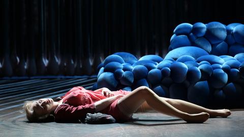 Szenenbild aus "Blühen" an der Oper Frankfurt mit Bianca Andrew als "Aurelia"