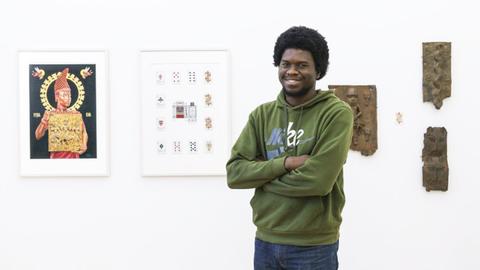 Osaze Amadasun in der Ausstellung „Benin. Die Sammlung im Weltkulturen Museum. Perspektiven.