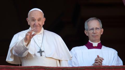 Papst Franziskus steht am Weihnachtstag 2019 auf dem Hauptbalkon des Petersdoms neben Guido Marini, Zeremonienmeister für die Liturgischen Feiern, nachdem er den traditionellen Segen "Urbi et Orbi" (Der Stadt und dem Erdkreis) gespendet hat.