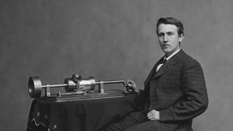 Der US-amerikanische Erfinder Thomas Edison mit seinem zweiten Phonographgen, etwa 1878