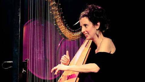 Die Harfenistin Julie Campiche in Burghausen.