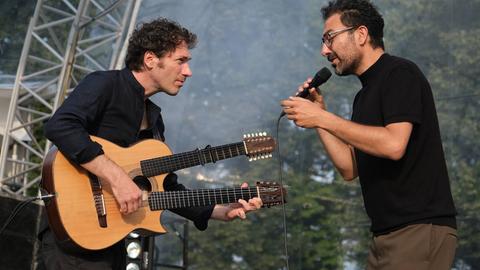 Reentko Dirks an der Gitarre und Rabin Lahoud von der Gruppe "Masaa"