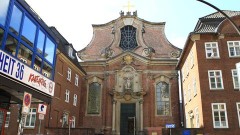 Die katholische St.-Joseph-Kirche in der Straße Große Freiheit auf St. Pauli steht zwischen Amüsierbetrieben. St. Pauli Hamburg