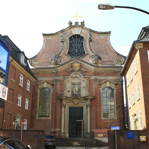 Die katholische St.-Joseph-Kirche in der Straße Große Freiheit auf St. Pauli steht zwischen Amüsierbetrieben. St. Pauli Hamburg