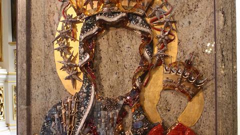 Neue Kleider und eine Krone für die schwarze Madonna von Tschenstochau, das wichtigste Marienbild des Landes.