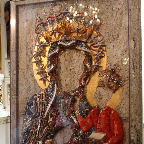 Neue Kleider und eine Krone für die schwarze Madonna von Tschenstochau, das wichtigste Marienbild des Landes.