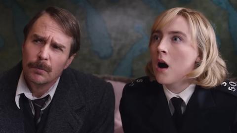 Filmstill aus "See how they run": Sam Rockwell und Saoirse Ronan.