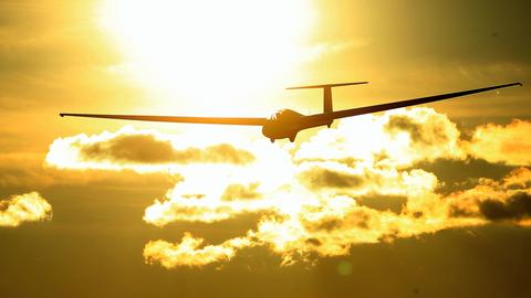 Segelflugzeug bei Sonnenaufgang