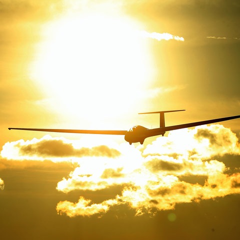 Segelflugzeug bei Sonnenaufgang