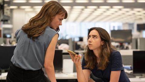 Filmszene aus "She Said" mit Carey Mulligan (li.) und Zoe Kazan