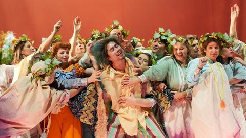 Szene aus Donizettis "Der Liebestrank" am Staatstheater Darmstadt