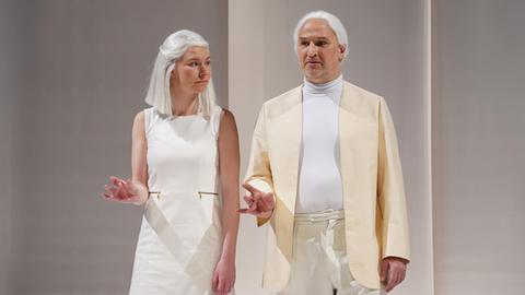 Lina Habicht und Christian Klischat in "Corpus Delicti" im Staatstheater Wiesbaden