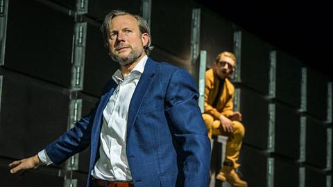 Hanno Friedrich spielt "Paul Raison" in "Vernichten" am Staatstheater Wiesbaden
