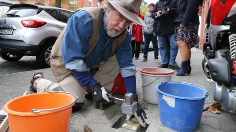 Der Künstler Gunter Demnig verlegt in Frankfurt einen Stolperstein.