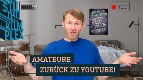 Der Host Rik schaut etwas planlos in die Kamera. Im Hintergrund sieht man seine Junggesellenbude und ein Hip Hop Poster aus dem Jahre 2005