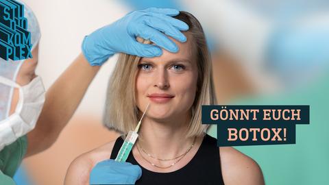 Die Hostess Anne blickt lächend in die Kamera während ihr eine medizinsche Mitarbeiterin ausgestattet mit Maske, Haube und Gummihandschuhe eine Spritze ans die untere Gesichtshälfte ansetzt.