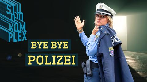 Hostess Anne trägt Polizeiuniform und befindet sich in einem dunklen Raum. Im Hintergrund steht eine offene Tür, durch die viel Licht einströmt. Sie ist gerade auf dem Weg nach draussen, dreht sich noch einmal um und verabschiedet sich in die Kamera blickend.