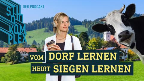 Hostess Anne steht im City-Look, Handtasche, schicke Kopfhörer auf dem Kopf und coffee-to-go Becher in der Hand auf einer satt grünen Wiese. Nehmen ihr steht eine Kuh, die ganz gewitzt in die Kamera schaut. Im Hintergrund sind sanfte grüne Hügel, eine Dorfkirche und ein paar Häuschen im Grünen