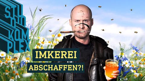 Der Host David steht inmitten einer blühenden Blumenwiese mit vielen schwirrenden Bienen im Hintergrund. Sein Gesichtsausdruck ist allerdings martialisch. Er trägt Kriegsbemalung und hält ein Messer zwischen seinen Zähnen, während er das Honigglas in der Hand hält. 