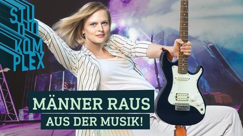 Hostess Anne schwingt die E-Gitarre wie ein Rockstar und blickt zufrieden in die Kamera