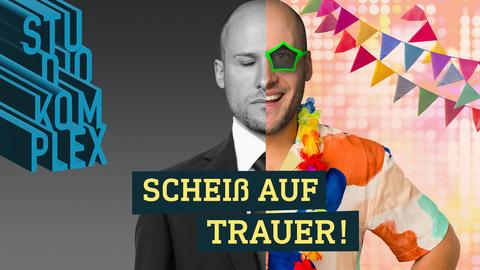 Das Gesicht und die Erscheinung von unserem Host David ist heute zweigeteilt. Auf der linken Seite steht David im dunklen Anzug, die Augen geschlossen, ruhend. Die Seite ist schwarz weiß gehalten, der Hintergrund dunkelgrau - Trauersituation. Die rechte Seite ist knallbunt. David trägt ein Partyoutfit mit spaßiger Brille in Sternform und lacht in die Kamera.