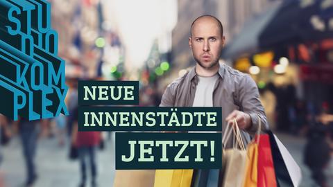 David Ahlf steht in der Fußgängerzone und ist im Shopping-Rausch
