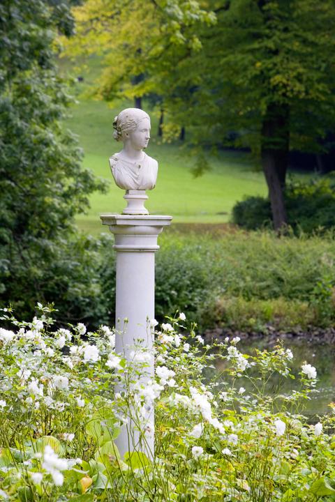 Statue von Susette Gontard, der Geliebten des Dichters Friedrich Hölderlin, in Bad Driburg