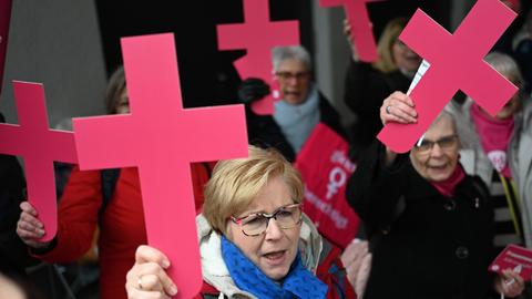 Frauen des Katholischen Frauengemeinschaft Deutschlands demonstrieren am Rande der Synodalversammlung am 9. März 2023 mit Kreuzen für Gleichberechtigung.