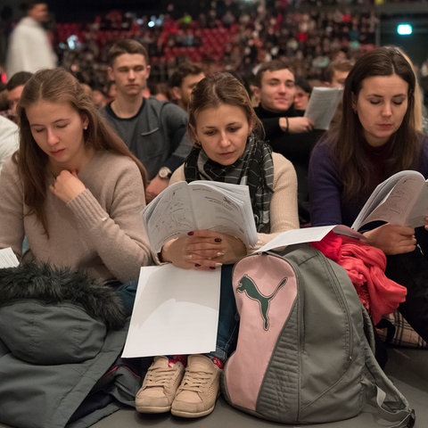 Abendgebet bei einem Taizé-Treffen in Basel