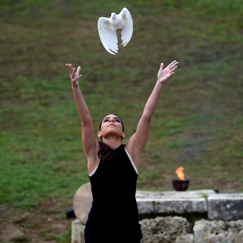Eine Darstellerin lässt bei der Generalprobe für das Entzünden des Olympischen Feuers im antiken Olympia, dem Geburtsort der antiken Olympischen Spiele, eine weiße Taube frei. 