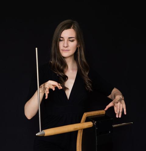 Carolina Eyck spielt das Theremin