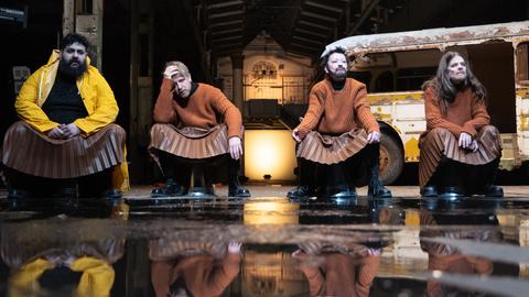 4 Schauspieler auf einer rohen Bühne - Hyperion am Theater Willy Praml