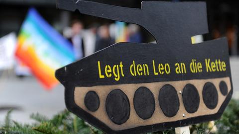Ein aus Pappe gebastelter Panzer mit der Aufschrift «Legt den Leo an die Kette» ist am 26.10.2012 in Düsseldorf