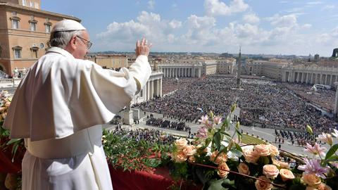 Papst Franziskus spricht vom Balkon des Petersdoms im Vatikan den Segen "Urbi et Orbi".