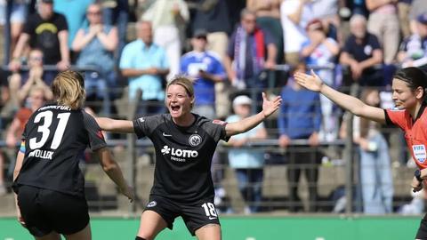 Eintracht-Spielerin Verena Hanshaw jubelt
