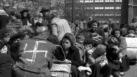 In Prag internierte Sudetendeutsche warten im Juli 1945 auf ihre Deportation nach Deutschland.