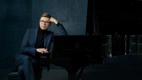 Der Pianist Víkingur Ólafsson sitzt am Klavier